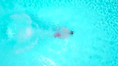 Havuz ve su altında yüzer içine atlama bir adam ve dalış olarak üstten görüntülemek