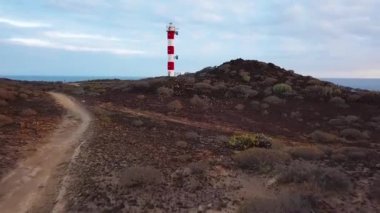 Deniz feneri Faro de Rasca Tenerife, Kanarya Adaları, İspanya yükseklikten görüntüleyin. Wild Coast Atlantik Okyanusu'nun. Farklı hızlarda shooted: normal ve hızlı