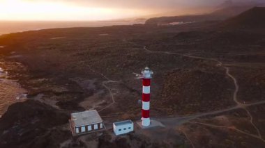 Deniz feneri Faro de Rasca Tenerife, Kanarya Adaları, İspanya yükseklikten görüntüleyin. Wild Coast Atlantik Okyanusu'nun. Farklı hızlarda shooted: normal ve hızlı