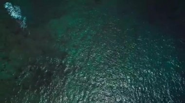 Bir dron okyanus yüzeyinin üzerinde hava anket