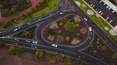 Tenerife, Kanarya Adaları, İspanya hava görünümünü bir trafik Los Cristianos şehir merkezinde. Hızlandırılmış video