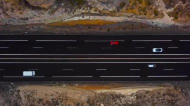 Havadan görünümü bir kamyon ve diğer trafik Tenerife, Kanarya Adaları, İspanya üzerinde bir otoyol sürüş. Hızlandırılmış video