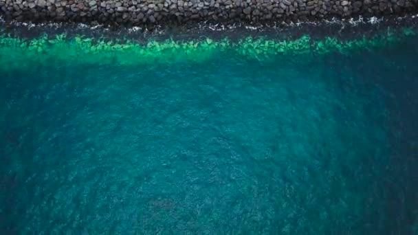 Näkymä autiolle mustalle vulkaaniselle rannalle. Teneriffan saaren rannikko. Aerial drone videomateriaalia meren aallot päästä rantaan — kuvapankkivideo