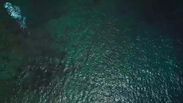 Inquérito aéreo de um drone sobre a superfície do oceano — Vídeo de Stock