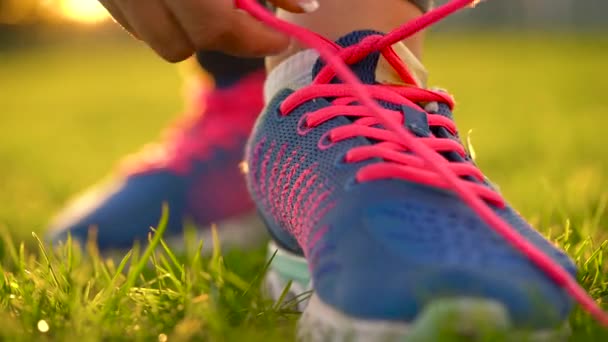 Sapatos de corrida - mulher amarrando cadarços de sapatos — Vídeo de Stock