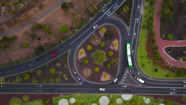 Flygfoto över en trafik i centrala Los Cristianos på Teneriffa, Kanarieöarna, Spanien. Accelererad video — Stockvideo