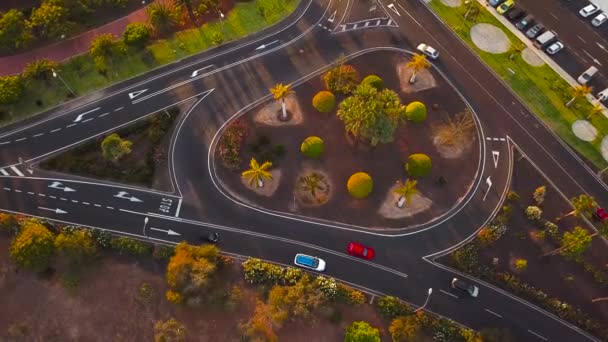 Ovanifrån av en trafik på vägen och panorama av Los Cristianos på Teneriffa, Kanarieöarna, Spanien — Stockvideo