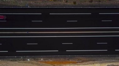 Bir kamyon ve diğer trafik Tenerife, Kanarya Adaları, İspanya üzerinde bir otoyol sürüş havadan görünümü