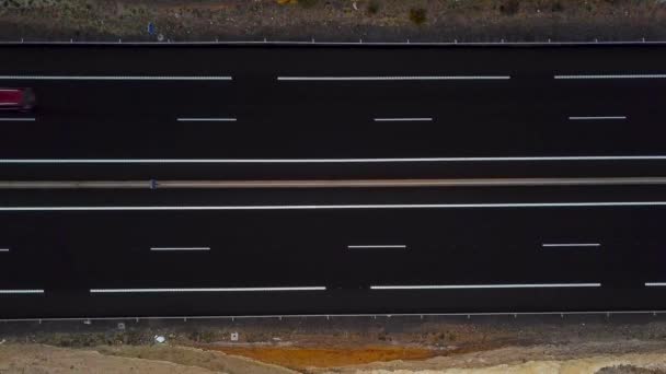 Vue aérienne d'un camion et d'autres véhicules circulant le long d'une autoroute à Tenerife, îles Canaries, Espagne 