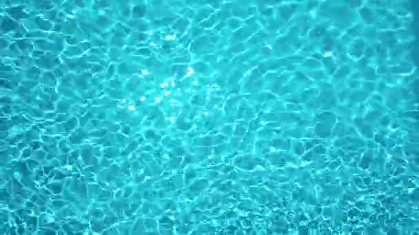 TopView vanuit een drone over het oppervlak van het zwembad — Stockvideo