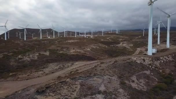 Luftaufnahme energieerzeugender Windkraftanlagen, Teterife, Kanarische Inseln, Spanien — Stockvideo
