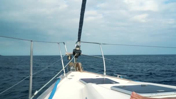 Femme au chapeau jaune et robe bleue agitant les cheveux et souriant sur le yacht en saison estivale à l'océan. Mouvement lent — Video