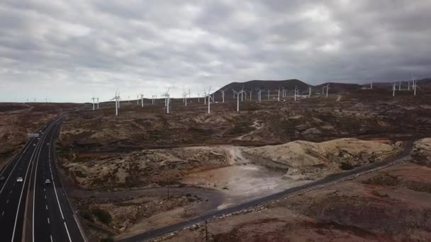 Veduta aerea delle turbine eoliche che producono energia, Teterife, Isole Canarie, Spagna — Video Stock