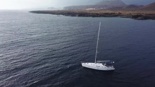 Uitzicht vanaf de hoogte van de jacht in de buurt van de vuurtoren uit de kust van Tenerife, Canarische eilanden, Spanje — Stockvideo