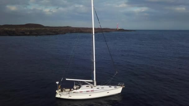 Vue de la hauteur du yacht près du phare au large de la côte de Tenerife, îles Canaries, Espagne — Video