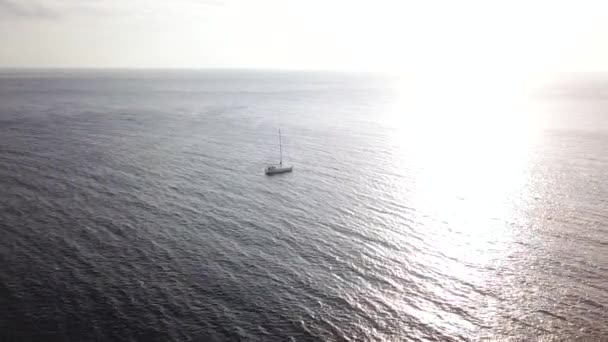 Vista dall'alto dello yacht vicino alla costa di Tenerife, Isole Canarie, Spagna al tramonto — Video Stock