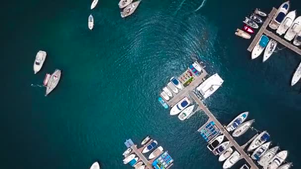 Vuelo sobre un muelle con una gran cantidad de yates y barcos - disparando desde un dron — Vídeos de Stock