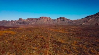 Havadan görünümü Teide Milli Parkı, dağlar ve sertleştirilmiş lav üzerinde uçuş. Tenerife, Kanarya Adaları