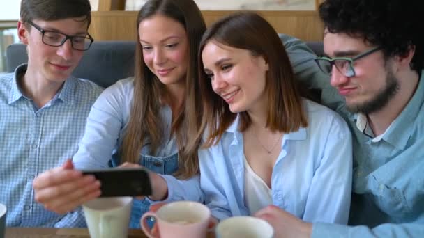 젊은 친구 카페에 앉아 마시는 커피와 통신 하는 것을 재미 있다. 슬로우 모션 — 비디오