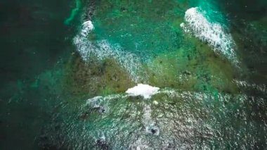 Bir dron okyanus yüzeyinin üzerinde hava anket