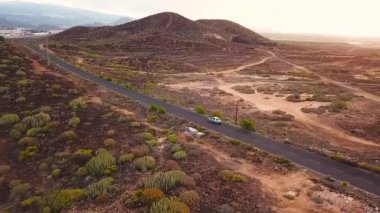 Çöl yolunda giden bir arabanın en iyi görüntüsü.