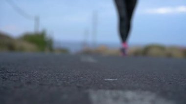 Koşu ayakkabıları - kadın Ayakkabı bağcıklarımı dağlık bir alanda ıssız bir yolda bağlama