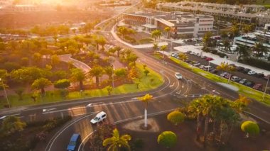 Bir trafik Tenerife, Kanarya Adaları, İspanya hava görünümünü yolun ve Los Cristianos Panoraması