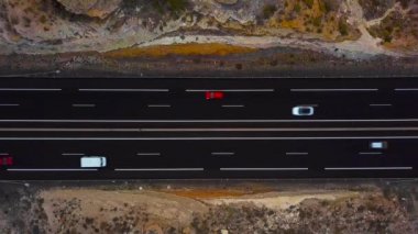 Bir kamyon ve diğer trafik Tenerife, Kanarya Adaları, İspanya üzerinde bir otoyol sürüş havadan görünümü