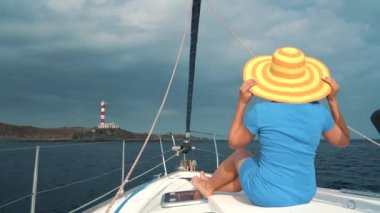 Kadın sarı hat ve mavi elbise kız bir yat yaz sezonu ocean adlı aittir