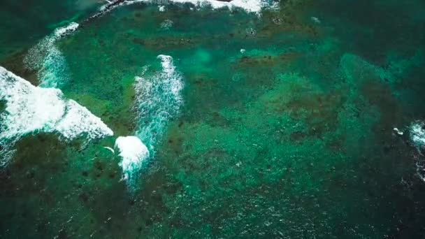 Flygfotografering från en drönare över ytan av havet — Stockvideo