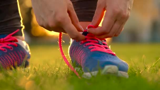 Zapatos para correr - mujer atando cordones de zapatos — Vídeo de stock