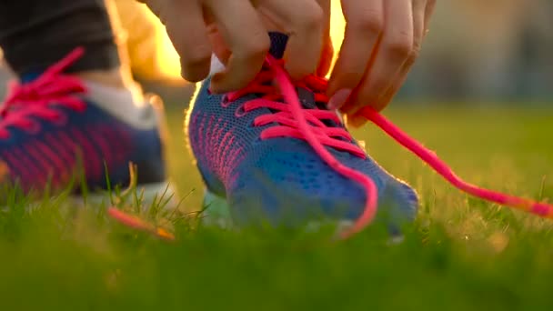 Zapatos para correr - mujer atando cordones de zapatos. Movimiento lento — Vídeo de stock