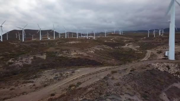 Luftaufnahme energieerzeugender Windkraftanlagen, Teterife, Kanarische Inseln, Spanien — Stockvideo