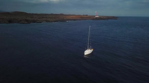 Vista dall'alto dello yacht vicino al faro al largo della costa di Tenerife, Isole Canarie, Spagna — Video Stock