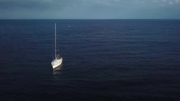 Vista desde la altura del yate cerca del faro frente a la costa de Tenerife, Islas Canarias, España — Vídeos de Stock