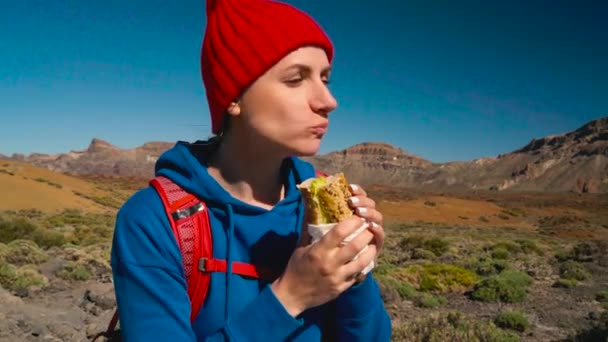 Wanderin isst Sandwich nach einer Wanderung auf Teide, Teneriffa. kaukasische Touristin auf Teneriffa, Kanarische Inseln — Stockvideo