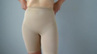 Kadın şekil çekerek düzeltici iç çamaşırı altında kusurları gizler. Aspirasyon için mükemmel bir vücut kavramı