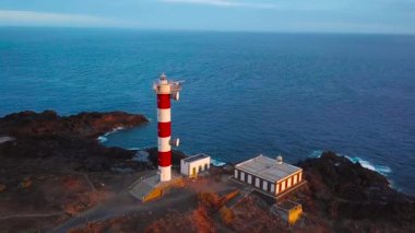 Deniz feneri Faro de Rasca Tenerife, Kanarya Adaları, İspanya yükseklikten görüntüleyin. Wild Coast Atlas Okyanusu