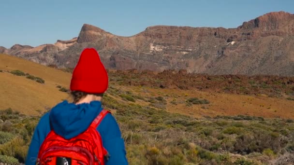 活跃徒步旅行妇女徒步旅行在 Teide 国家公园。慢动作。在特内里费岛, 加那利群岛, 西班牙有背包的高加索年轻女子 — 图库视频影像