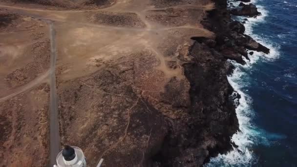 Vista dall'alto del faro Faro de Rasca a Tenerife, Isole Canarie, Spagna. Costa selvaggia dell'Oceano Atlantico — Video Stock