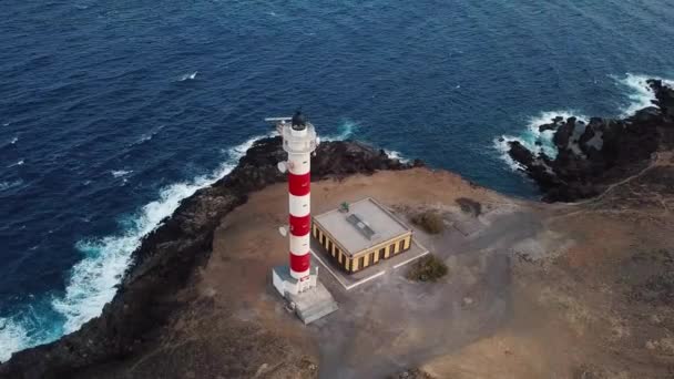 Nézd meg a magasságát a világítótorony Faro de köménymag-Tenerife, Kanári-szigetek, Spanyolország. Vad parton az Atlanti-óceán — Stock videók