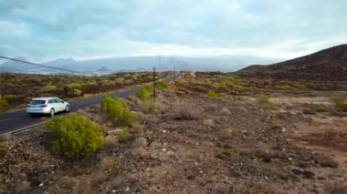 Çöl yolunda giden bir arabanın en iyi görüntüsü.