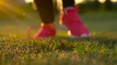 Koşu ayakkabıları - kadın ayakkabı bağcıklarımı bağlıyor. Ağır çekim