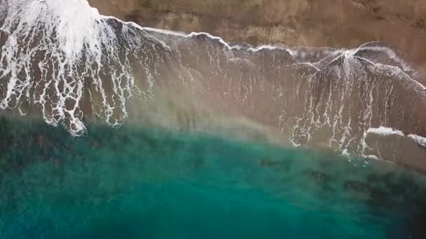 Κάτοψη του μια ερημική μαύρη ηφαιστειακή παραλία. Ακτή της νησί της Τενερίφης. Εναέριο κηφήνα πλάνα του κύματα φτάνοντας ακτή — Αρχείο Βίντεο