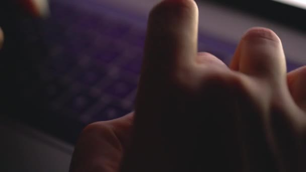 Руки или женщина-офисный работник печатает на клавиатуре ночью — стоковое видео