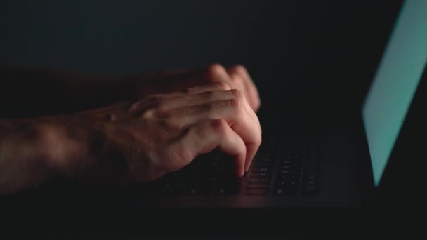 Руки офисного работника, сидящего на клавиатуре по ночам — стоковое видео