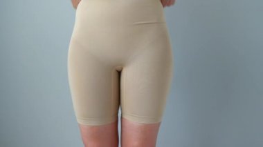 Kadın şekil çekerek düzeltici iç çamaşırı altında kusurları gizler. Aspirasyon için mükemmel bir vücut kavramı