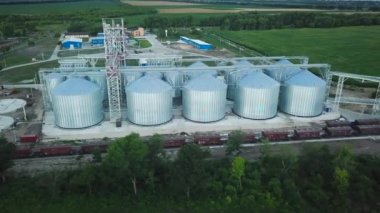 Uçuş tahıl ambarları ve asansörler veya günbatımı üzerinde petrol depolama altında