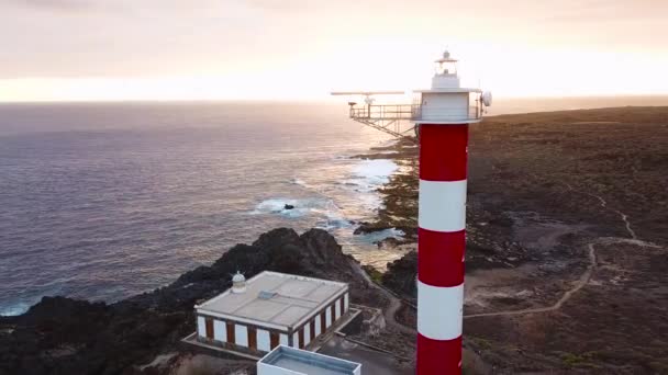 Vue de la hauteur du phare Faro de Rasca sur Tenerife, îles Canaries, Espagne. Côte sauvage de l'océan Atlantique — Video