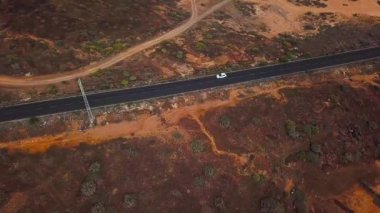 Üstten görünüm bir araba ıssız bir yolda rides Tenerife, Kanarya Adaları, İspanya